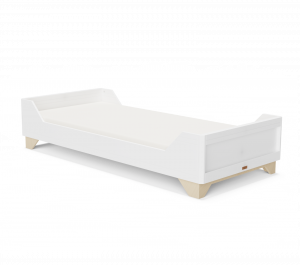 …in ein großes Jugendbett.
